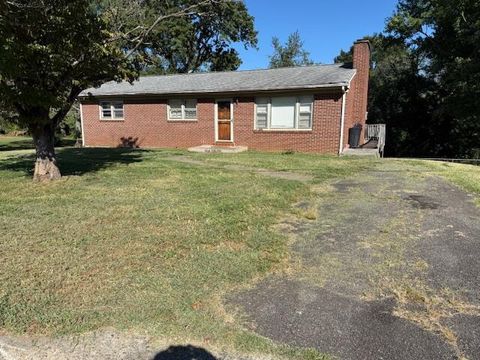 Photo of 910 Vine ST, Martinsville, VA 24112 (MLS # 921401) Photo of 910 Vine ST, Martinsville, VA 24112 (MLS # 921401)