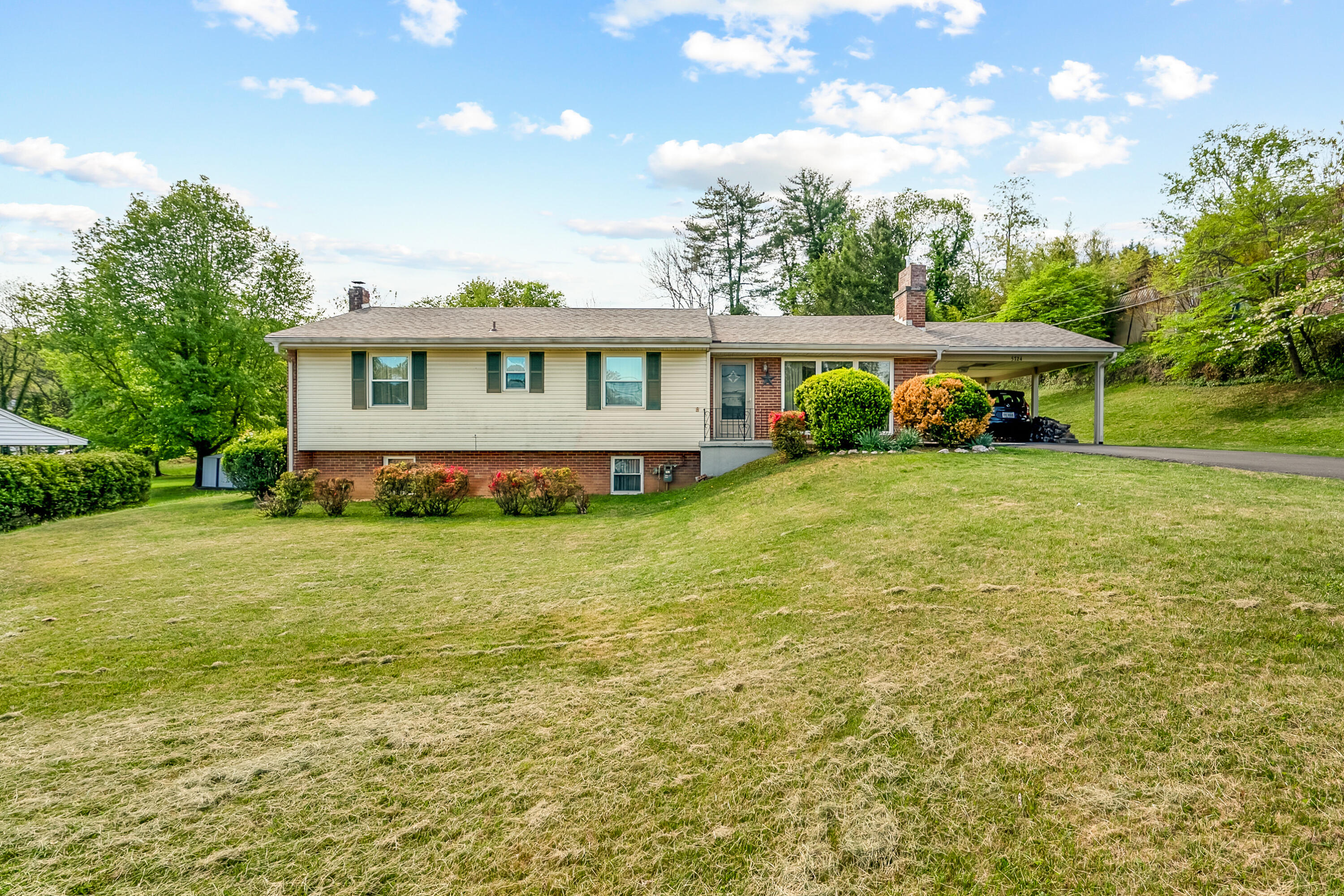 5724 Pine Acres Ln, Roanoke, Virginia image 2