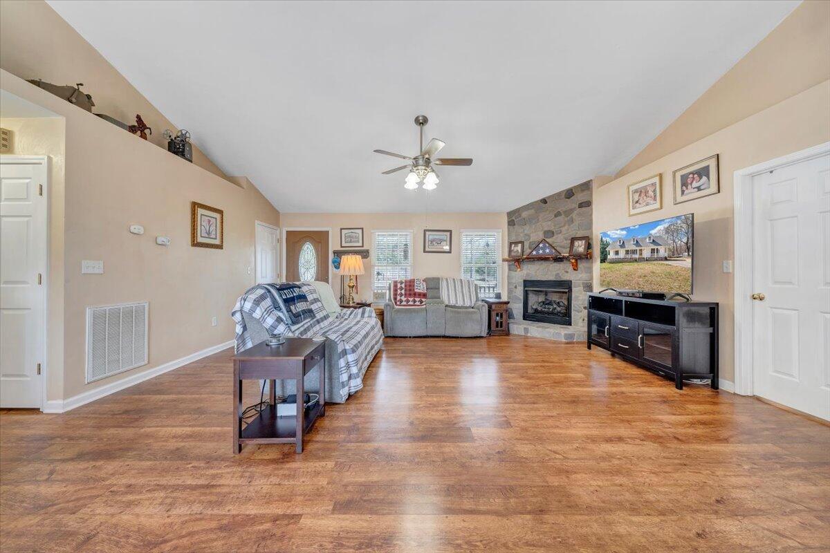 1012 Miller Hollow Rd, Goodview, Virginia image 6