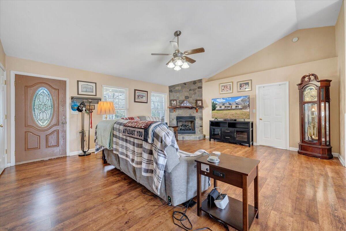 1012 Miller Hollow Rd, Goodview, Virginia image 5