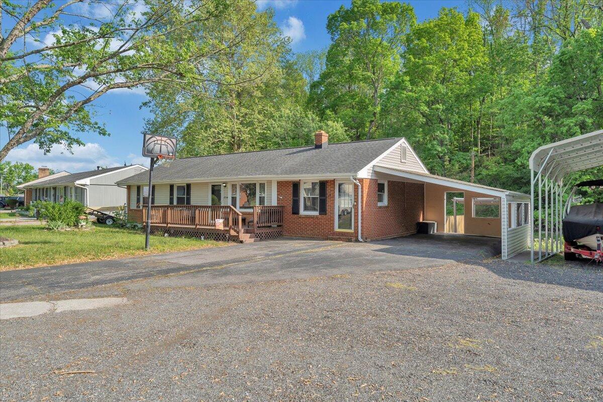 2734 Embassy Dr, Roanoke, Virginia image 3