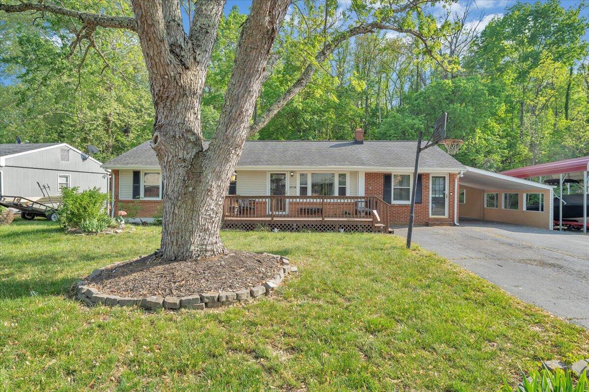 2734 Embassy Dr, Roanoke, Virginia image 2