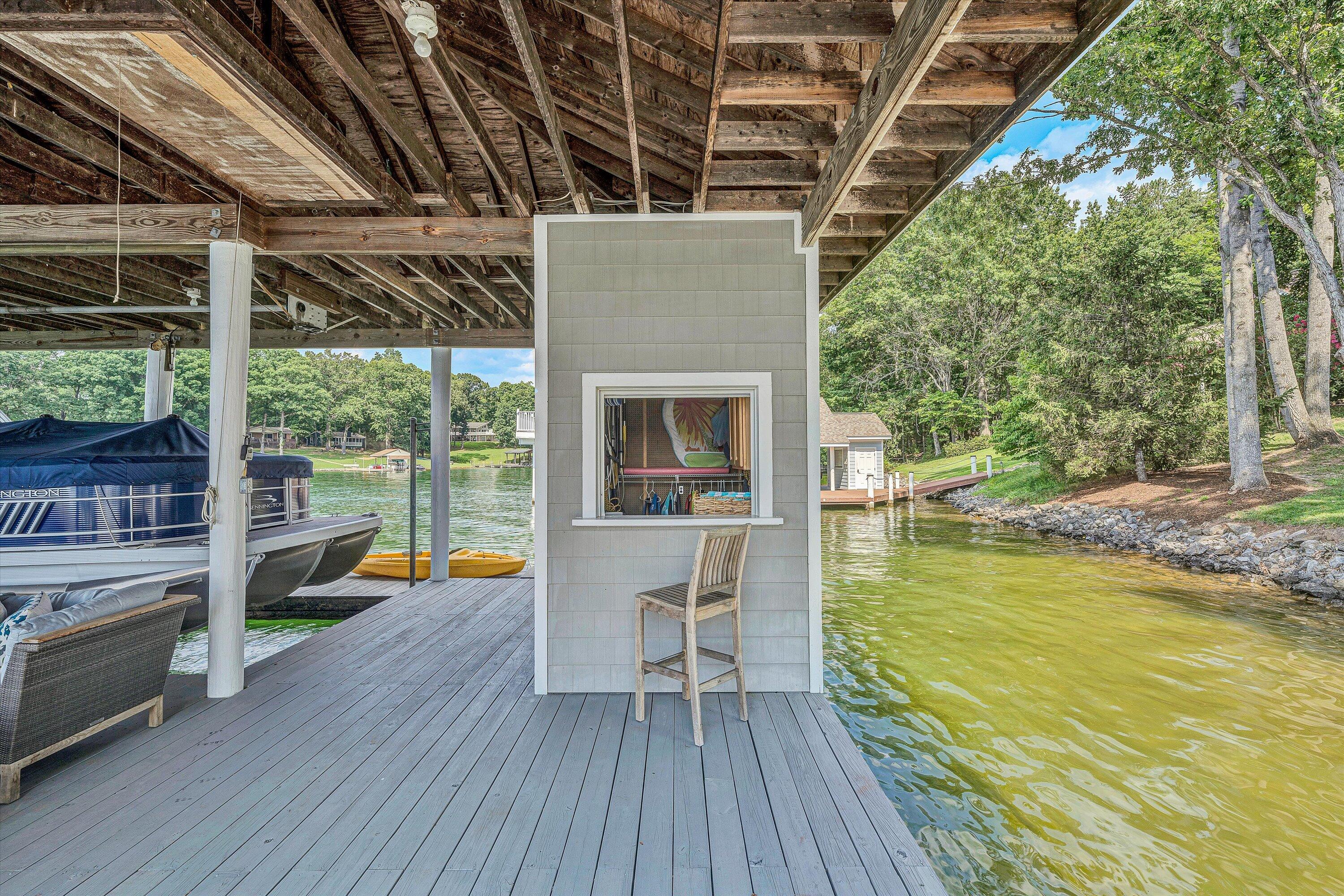 Huddleston, Virginia 24104, United States, 4 Bedrooms Bedrooms, ,4 BathroomsBathrooms,Residential,Active,179135