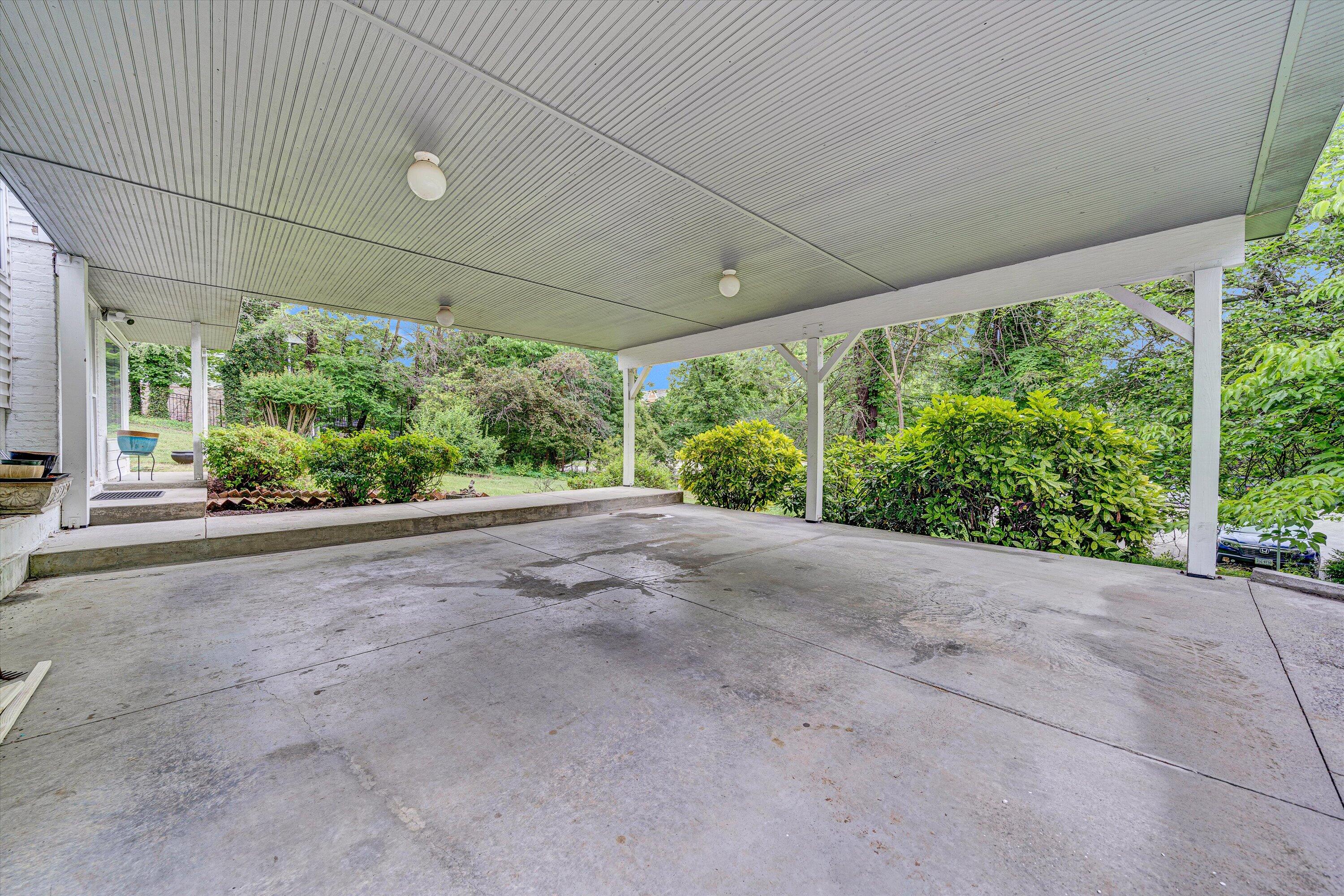220 N Broad St, Salem, Virginia image 31