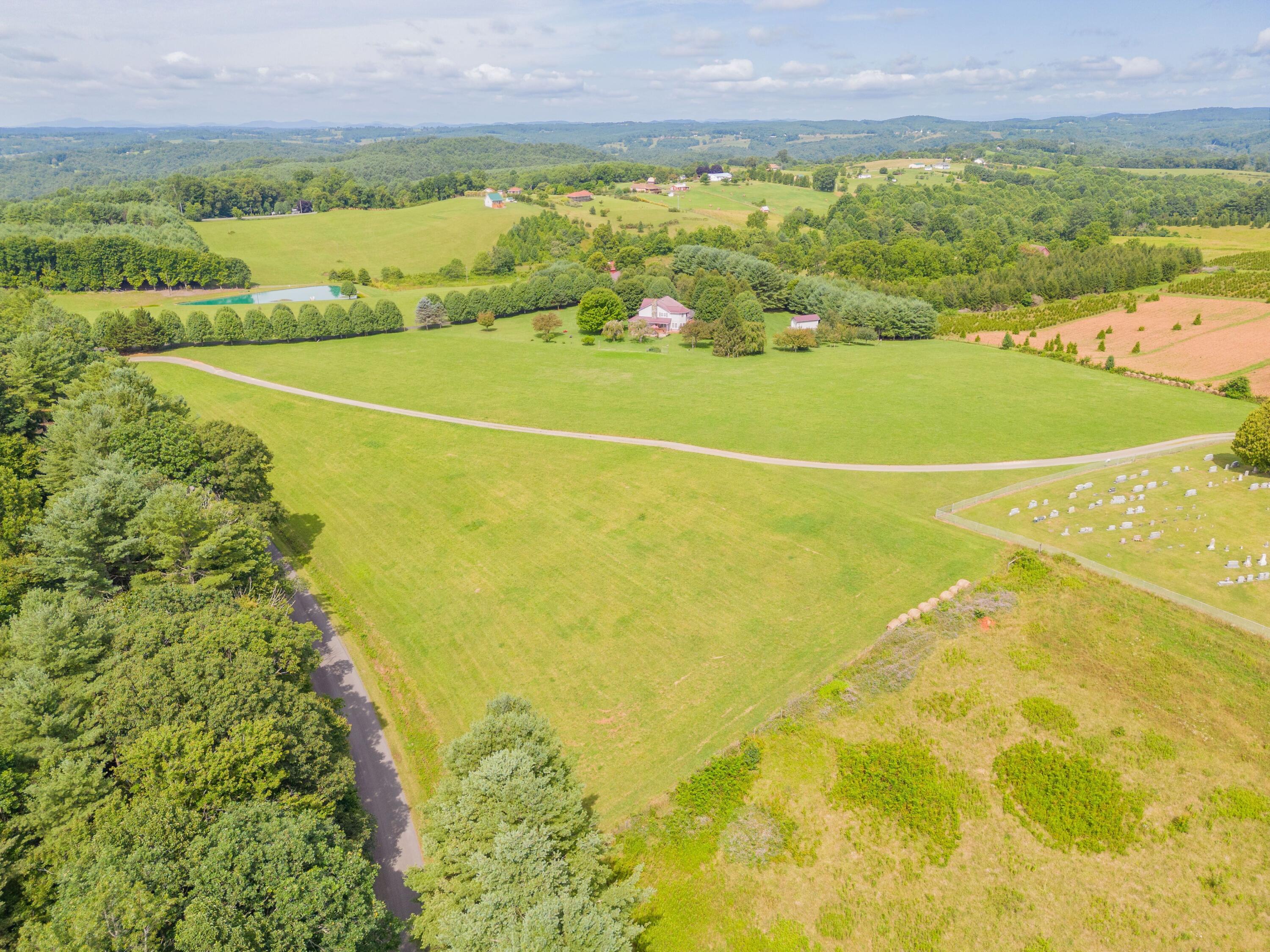 1940 Hunters Ridge Rd, Hillsville, Virginia image 3