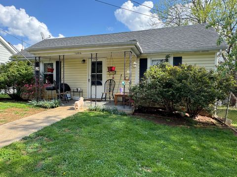 Photo of 1006 Madison ST, Bedford, VA 24523 (MLS # 926196)
