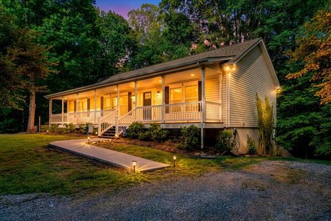 Homes For Sale - 1044 Striper Ct<br/> Moneta, VA 24121