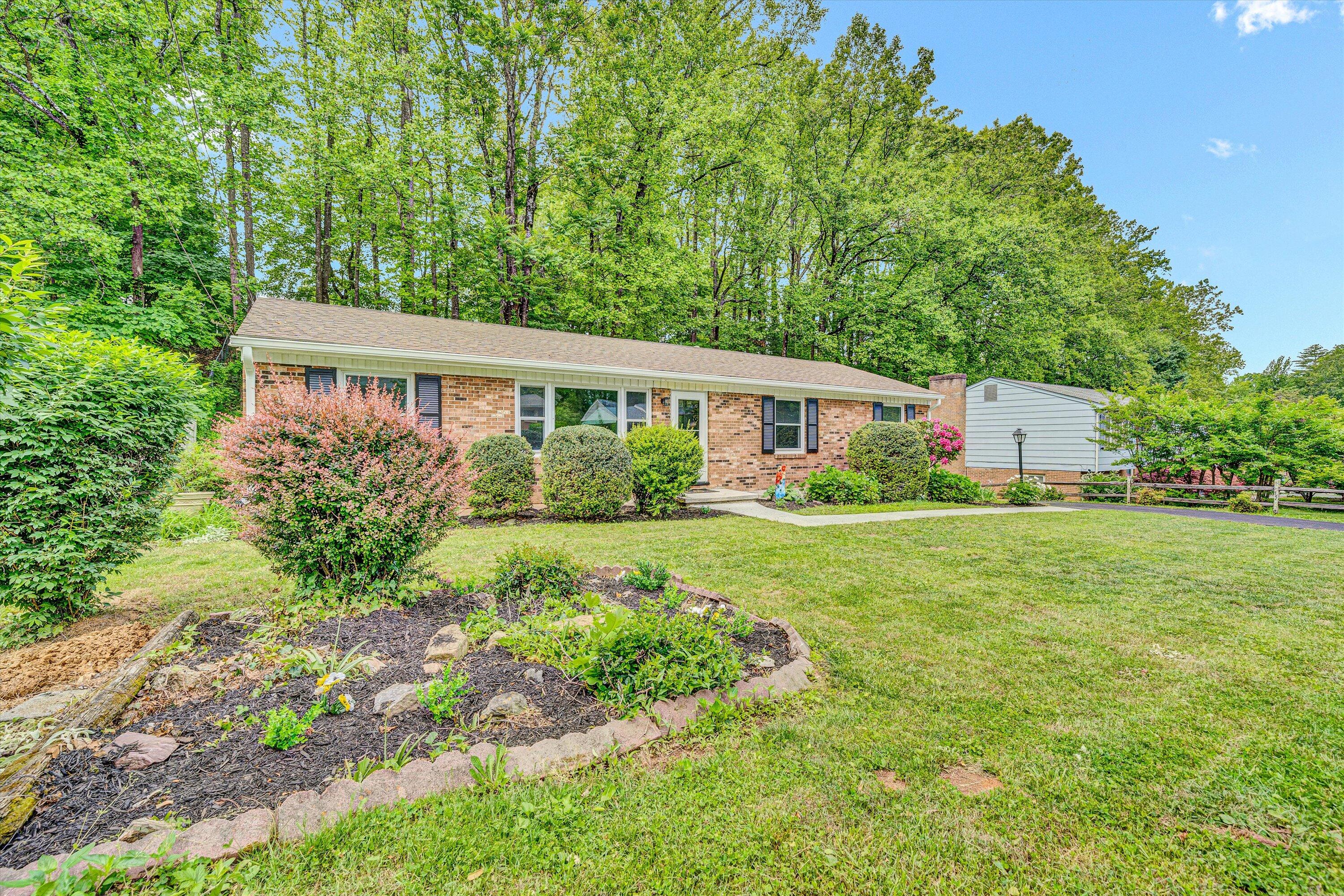 4122 Woodvale Dr, Roanoke, Ohio image 2