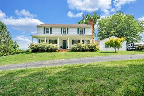 Photo of 452 Country Club RD, Troutville, VA 24175 (MLS # 929009)