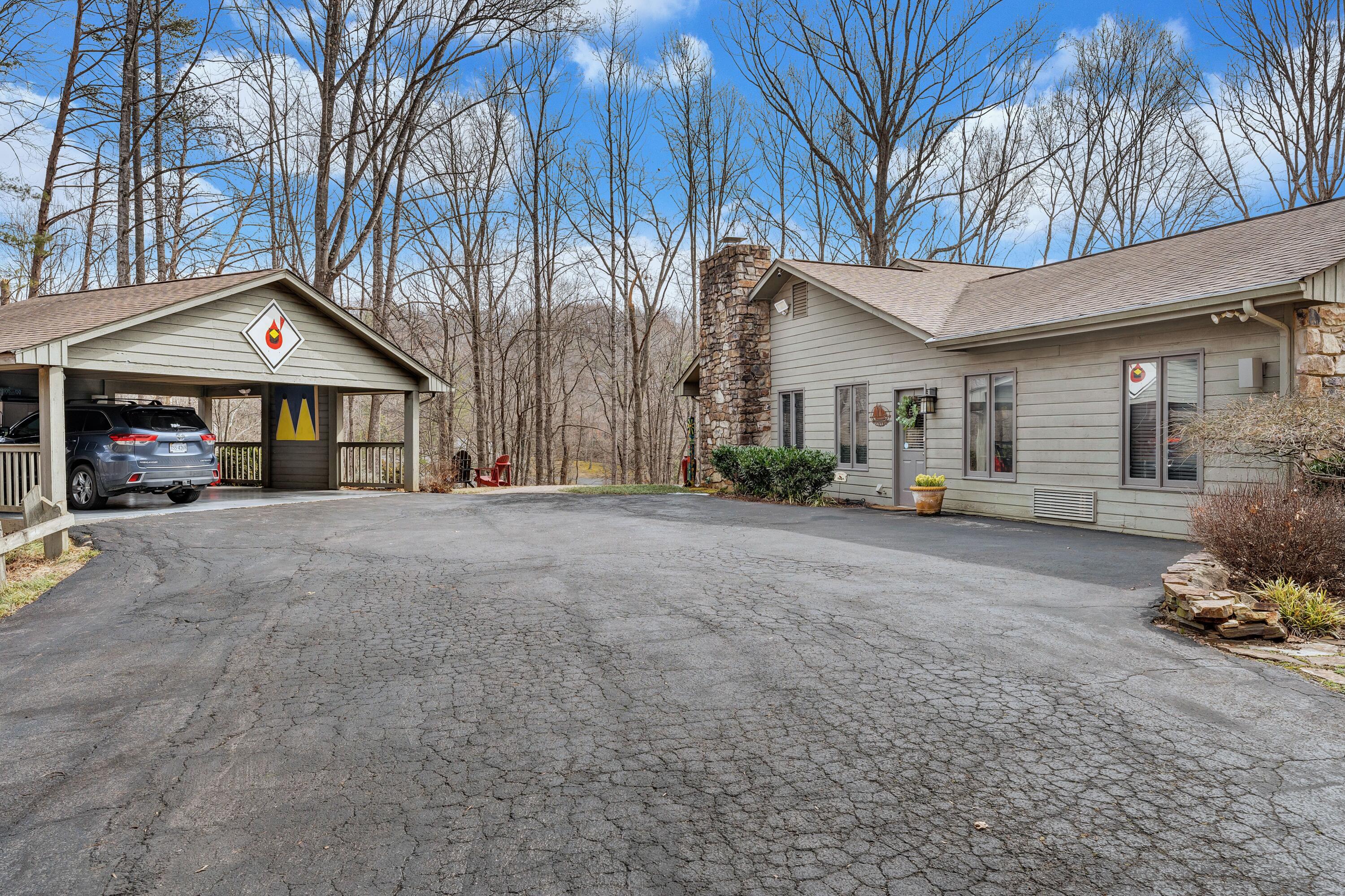 4921 Hunting Hills Dr, Roanoke, Virginia image 2