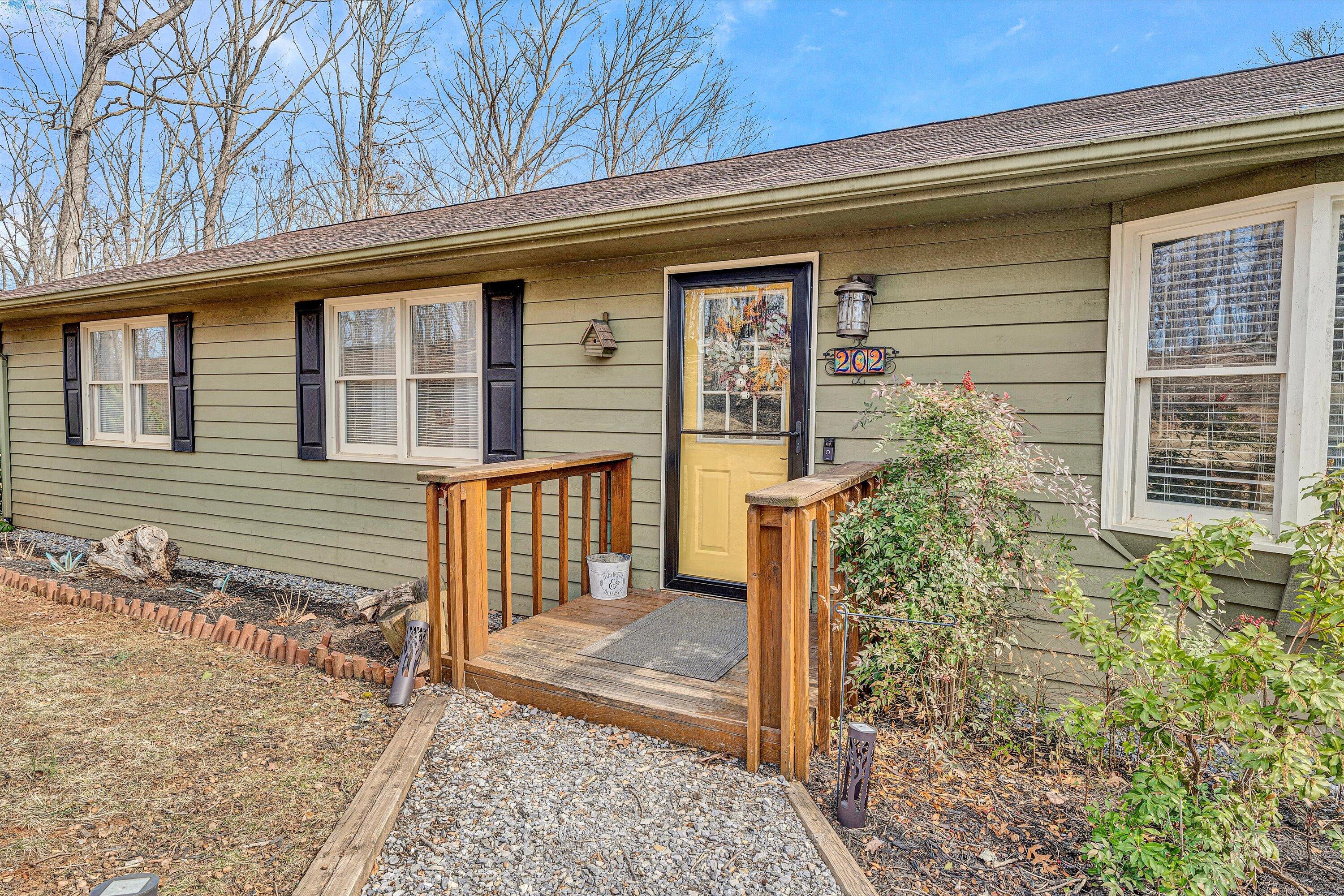 202 Sherwood Dr, Huddleston, Virginia image 13