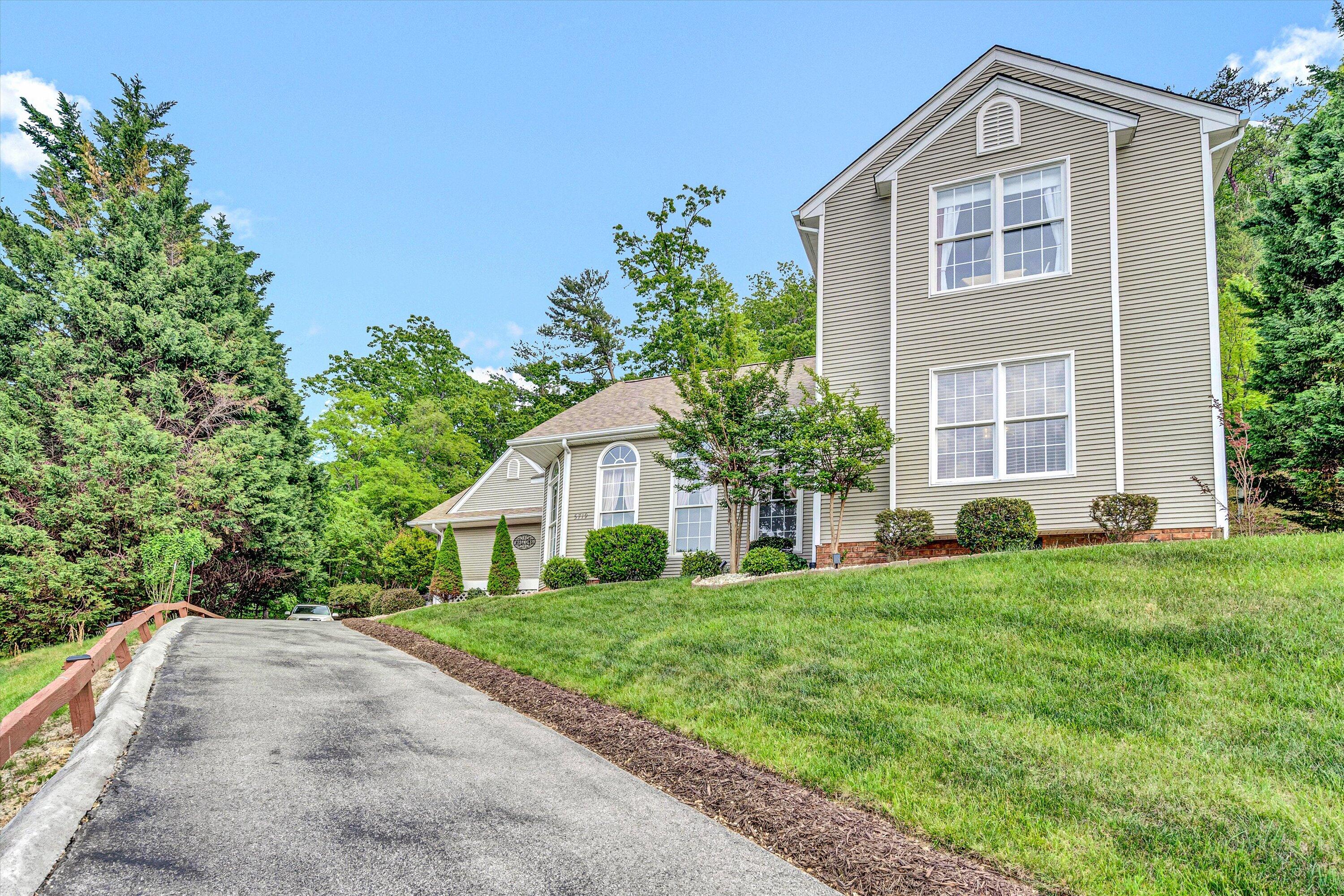 5719 Spring Meadow Ct, Roanoke, Virginia image 2