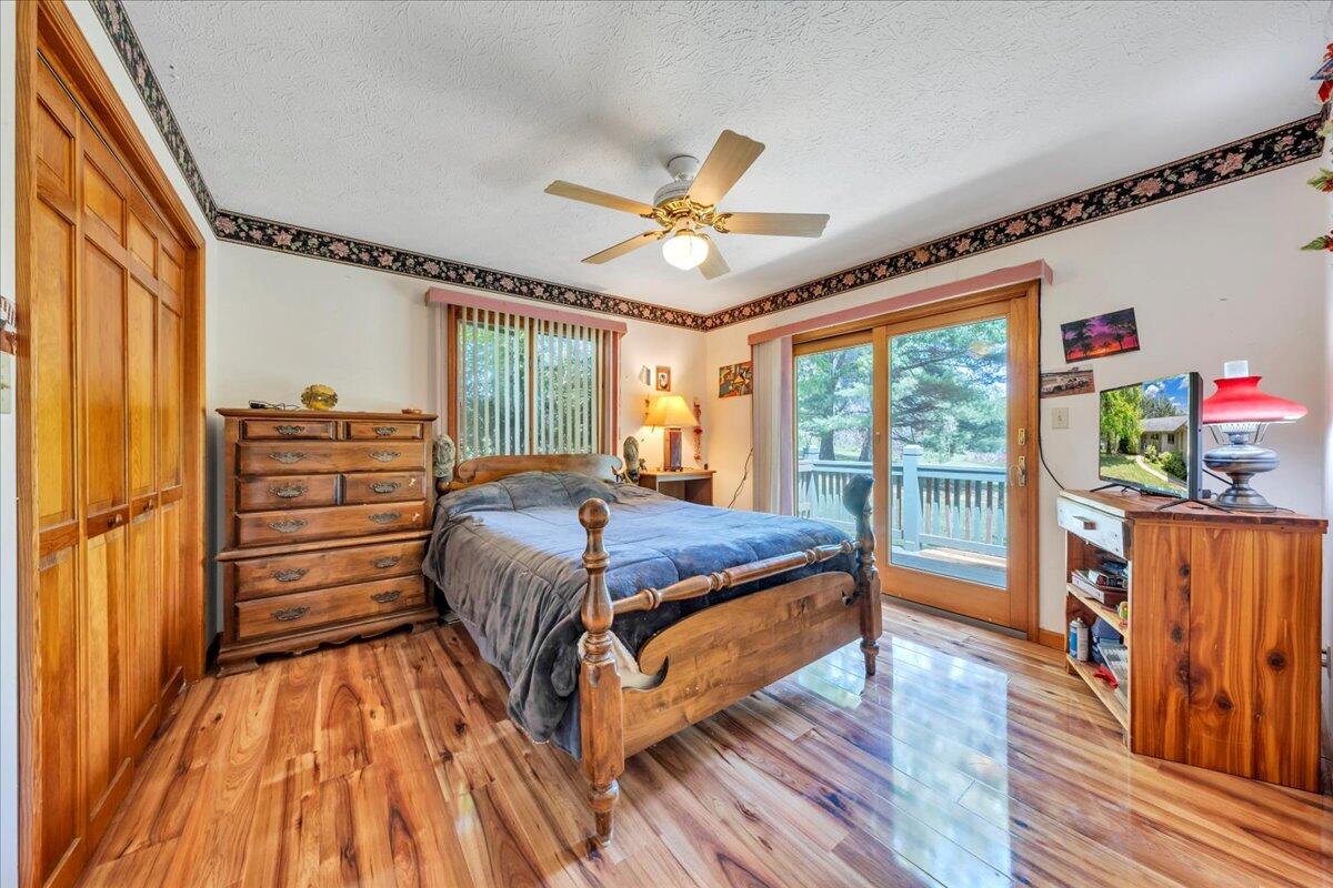 1296 Emerald Valley Way, Huddleston, Virginia image 12
