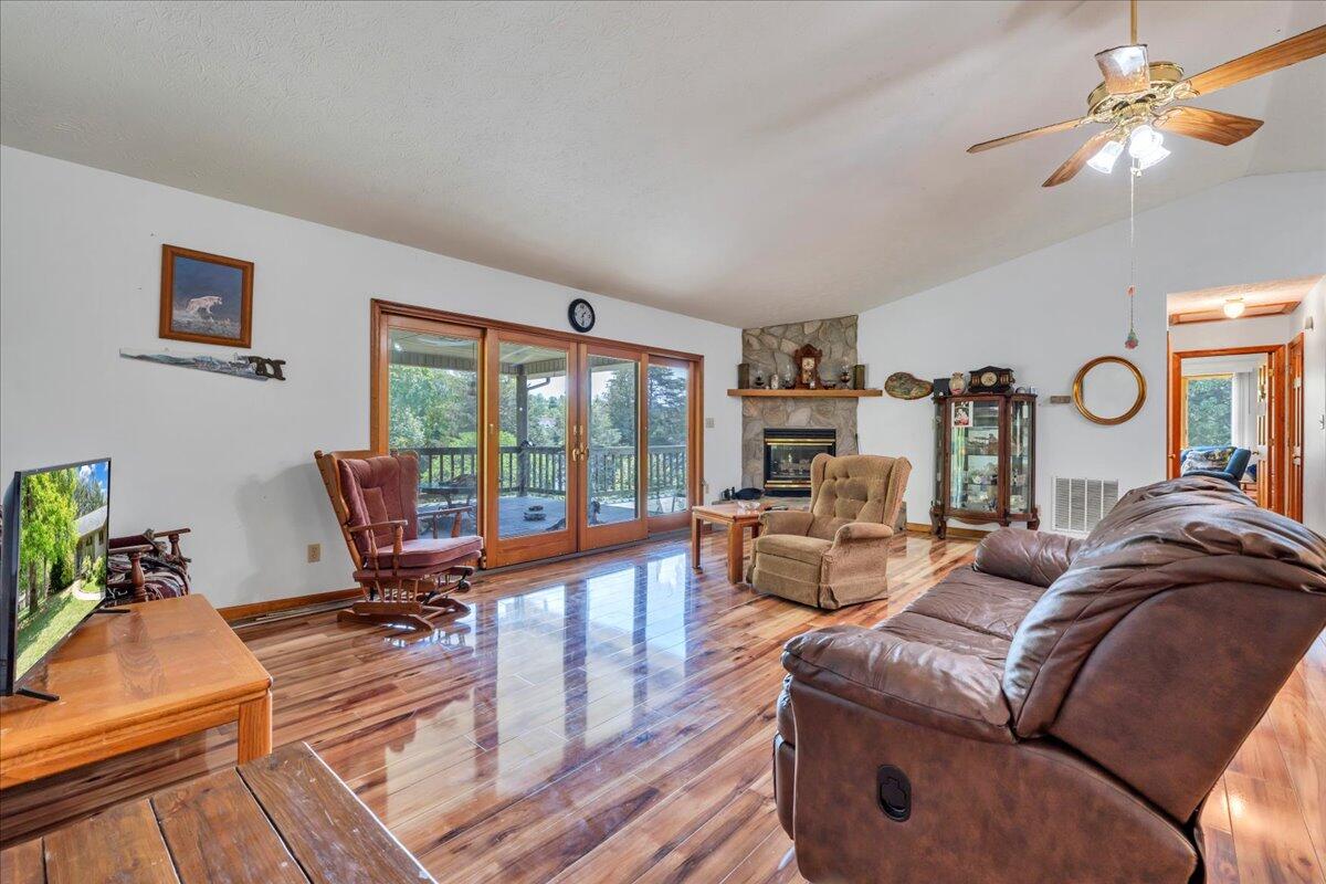 1296 Emerald Valley Way, Huddleston, Virginia image 3