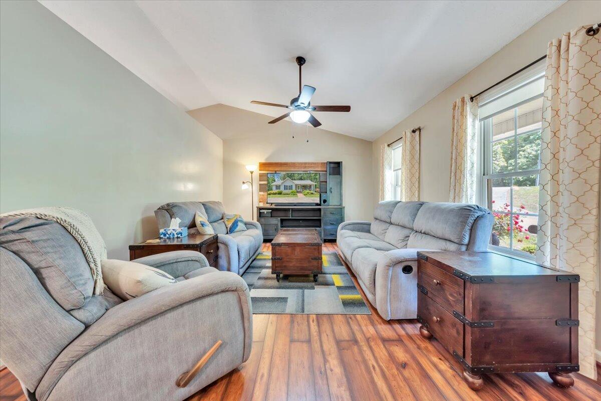 595 Iron Ridge Rd, Rocky Mount, Ohio image 4