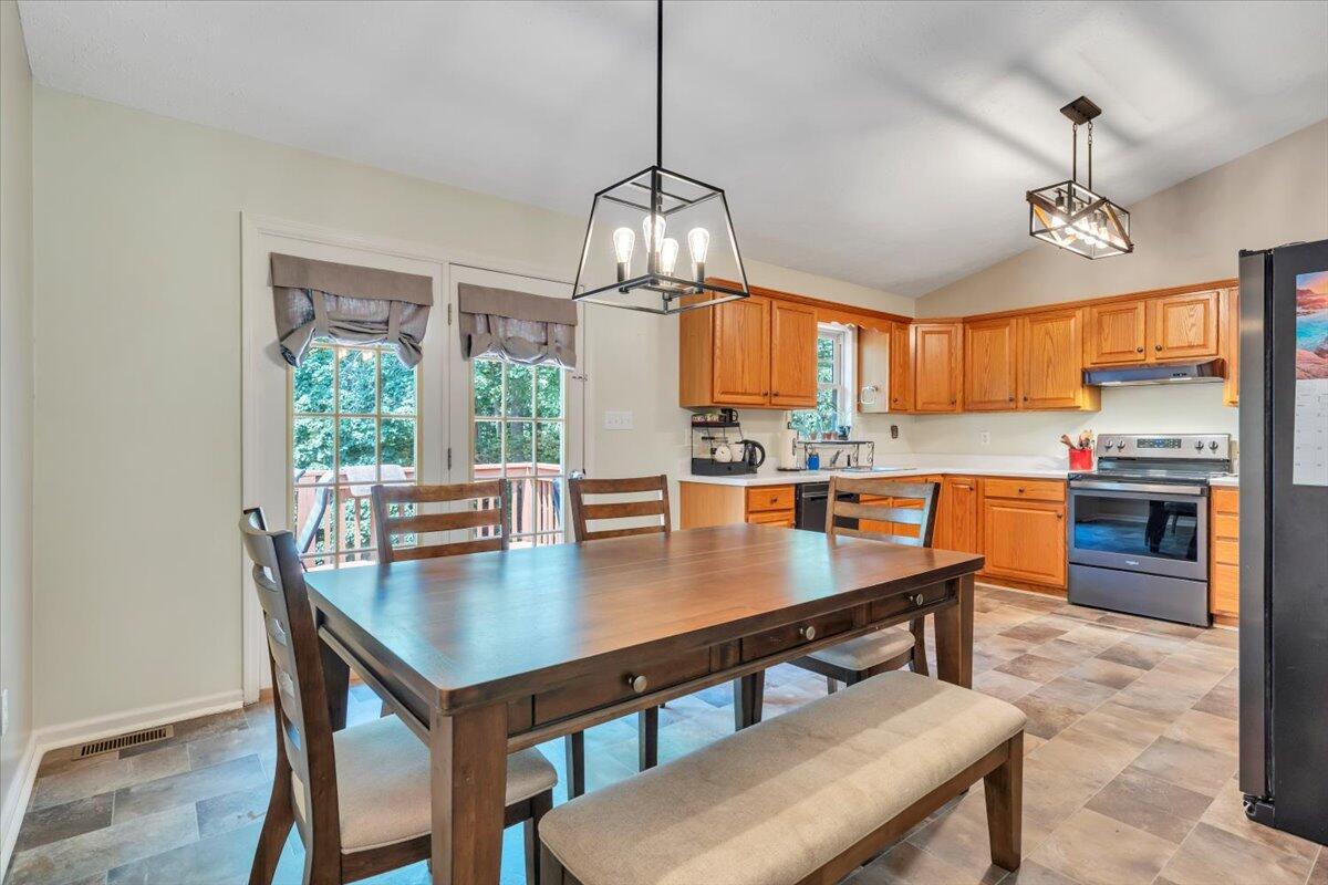595 Iron Ridge Rd, Rocky Mount, Ohio image 9