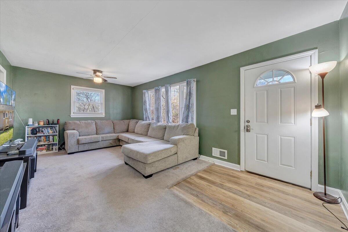 331 Ross St, Salem, Virginia image 2