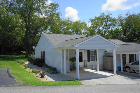Townhouse For Sale - 441 Tinkerview Dr<br/> Botetourt County, Cloverdale, VA 24077
