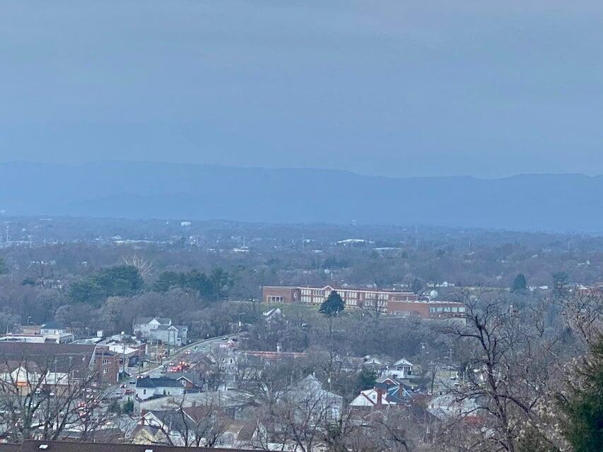 Breezewood Cir, Vinton, Virginia image 2