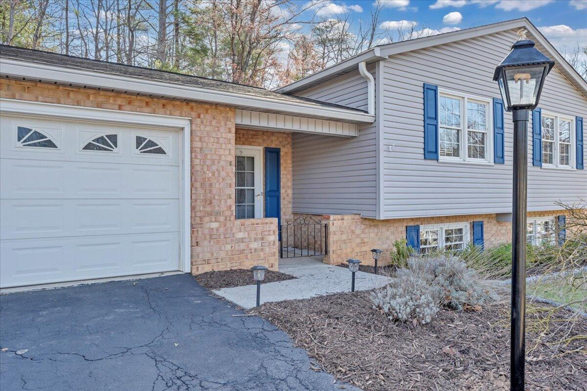 5824 Penguin Dr, Roanoke, Virginia image 2