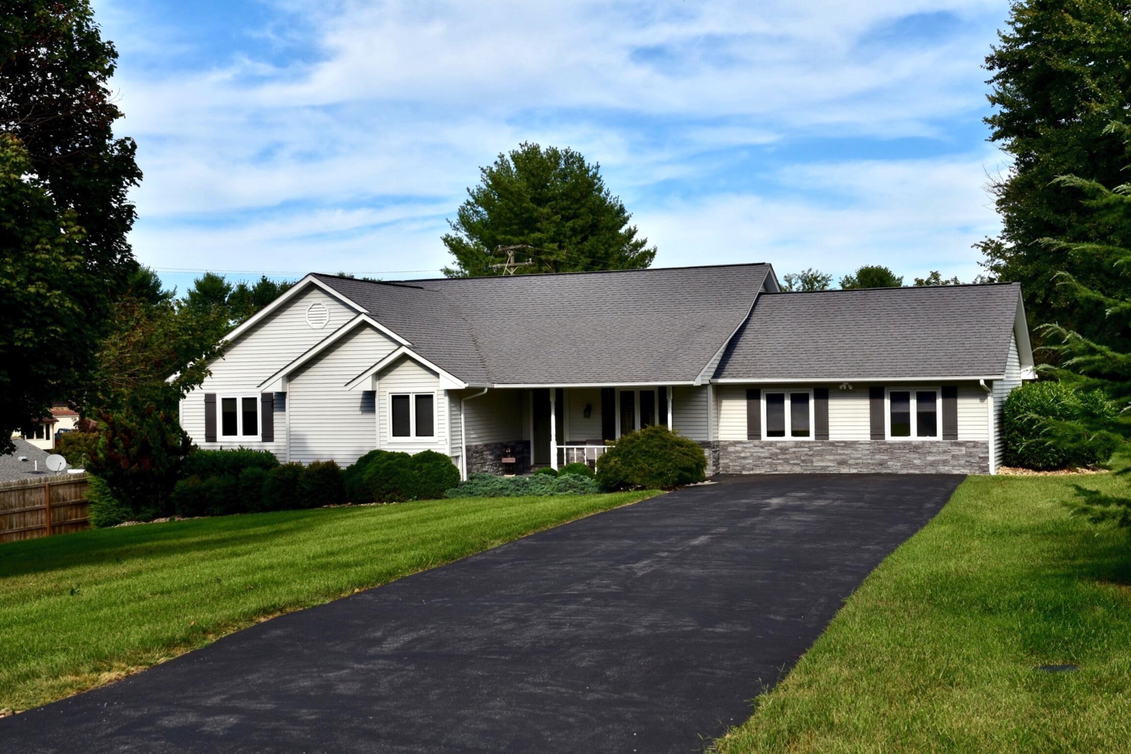 2395 Giles Dr, Christiansburg, Ohio image 2