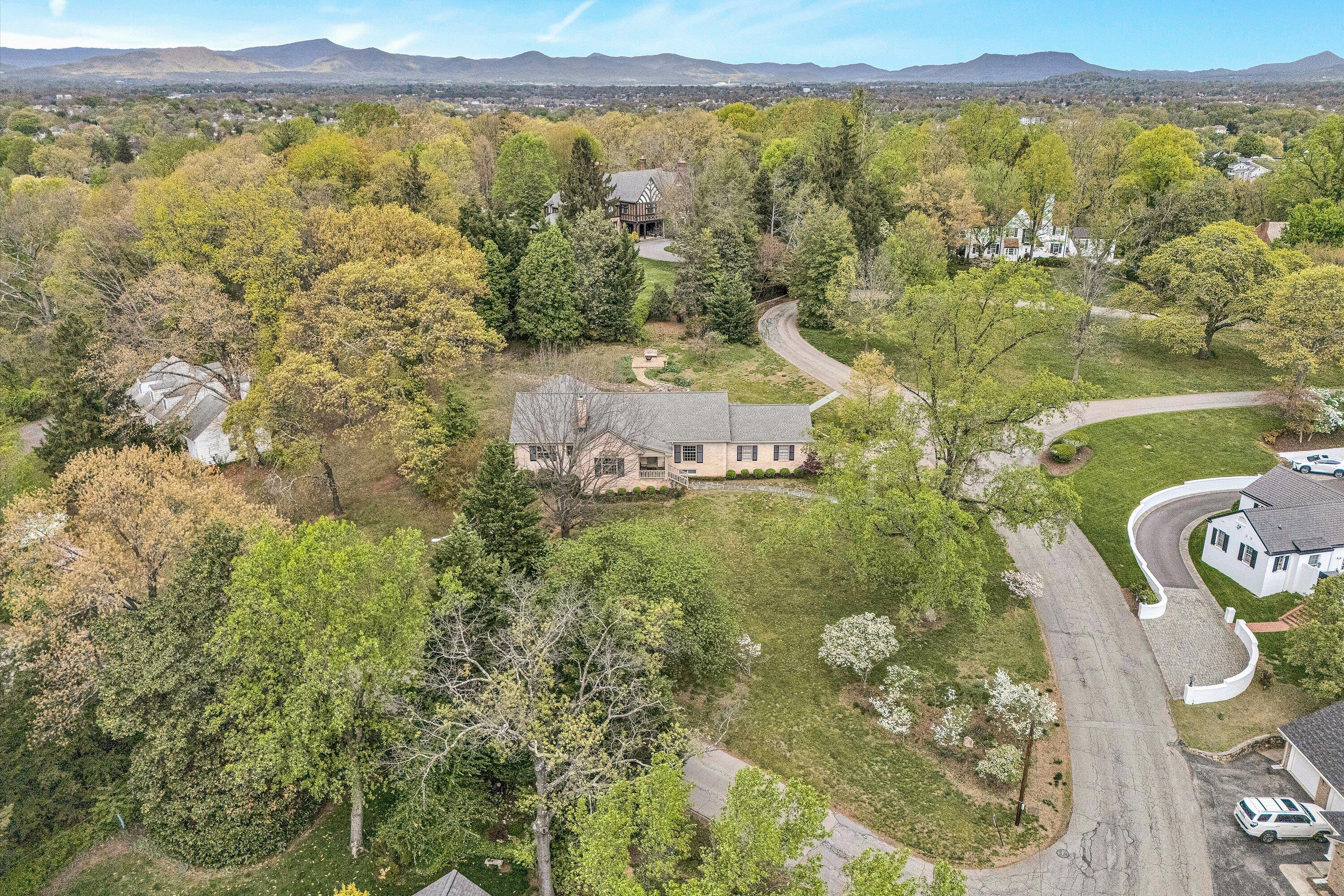 1367 Lakewood Dr, Roanoke, Virginia image 2