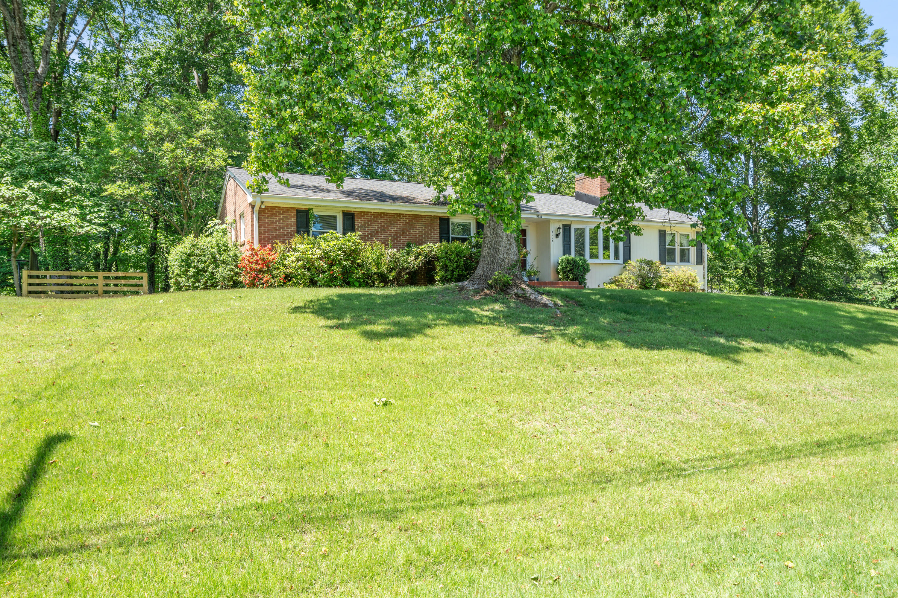 5225 Carriage Dr, Roanoke, Ohio image 2