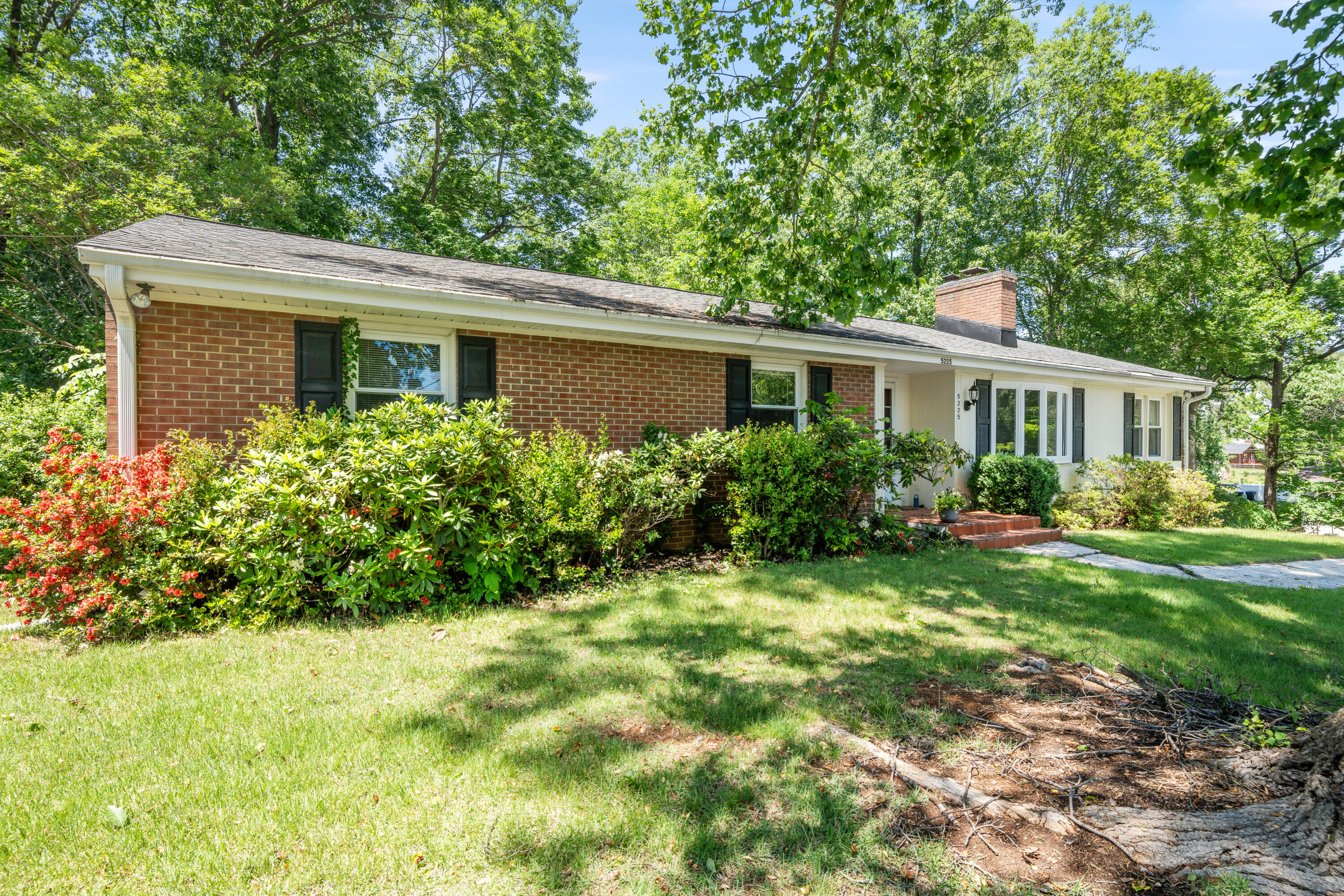 5225 Carriage Dr, Roanoke, Ohio image 1