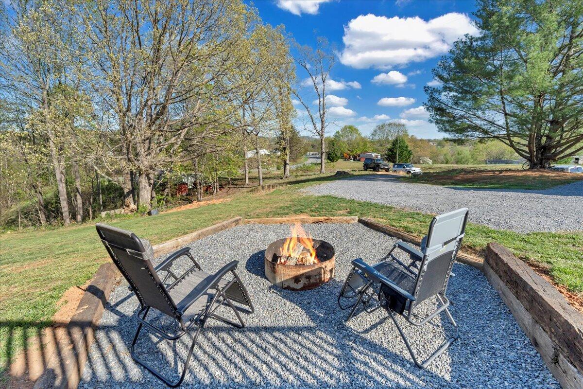 301 Village Dr, Vinton, Virginia image 5