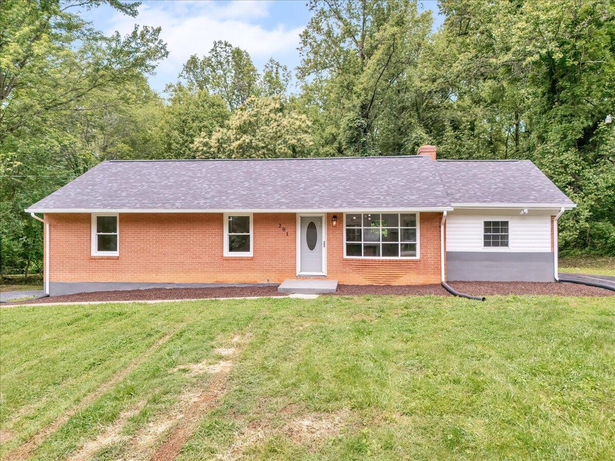 201 Forest Ridge Dr, Vinton, Virginia image 1