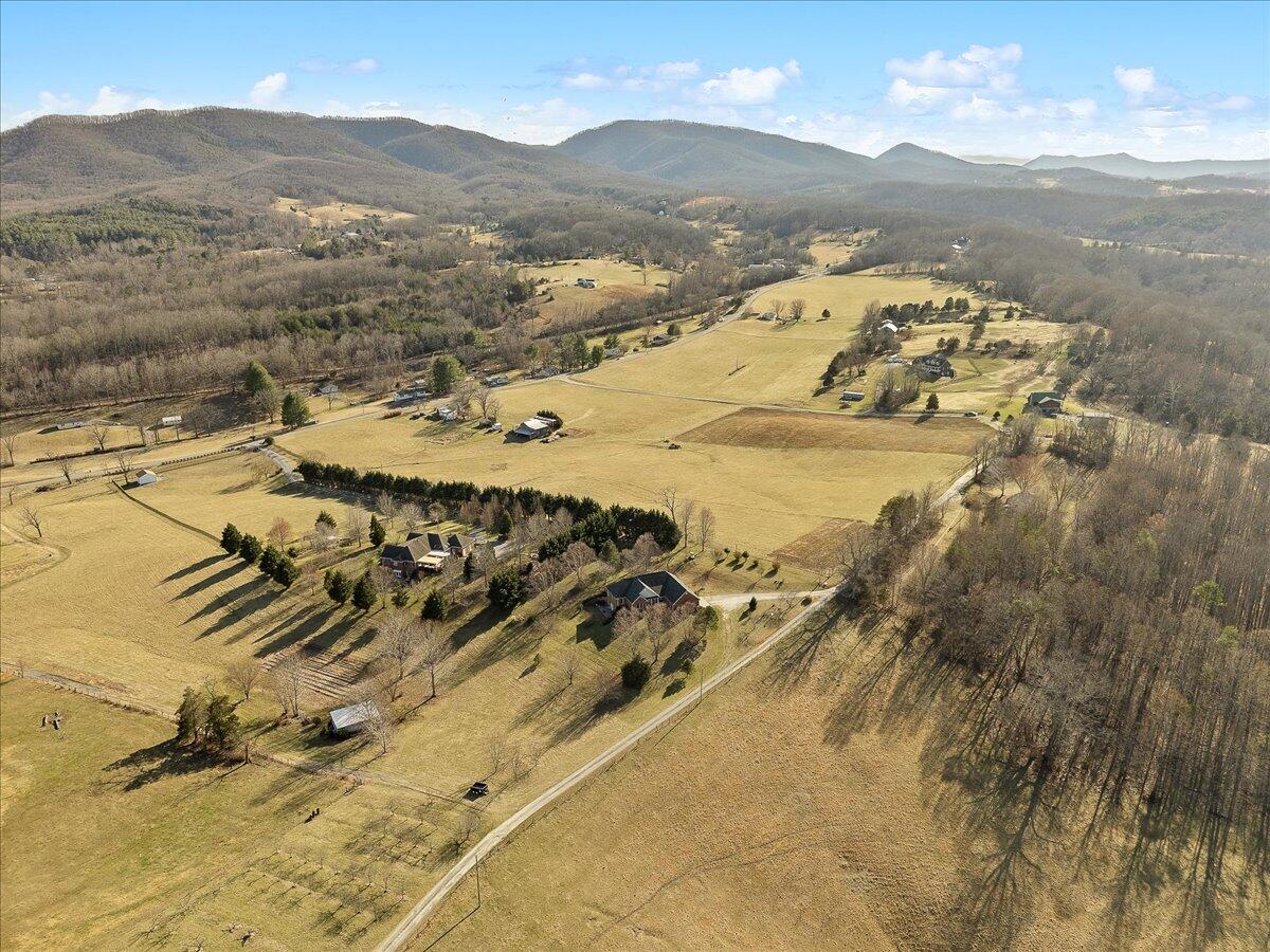 Fincastle, Virginia, 24090, United States, 3 Bedrooms Bedrooms, ,4 BathroomsBathrooms,Residential,Active,2030518