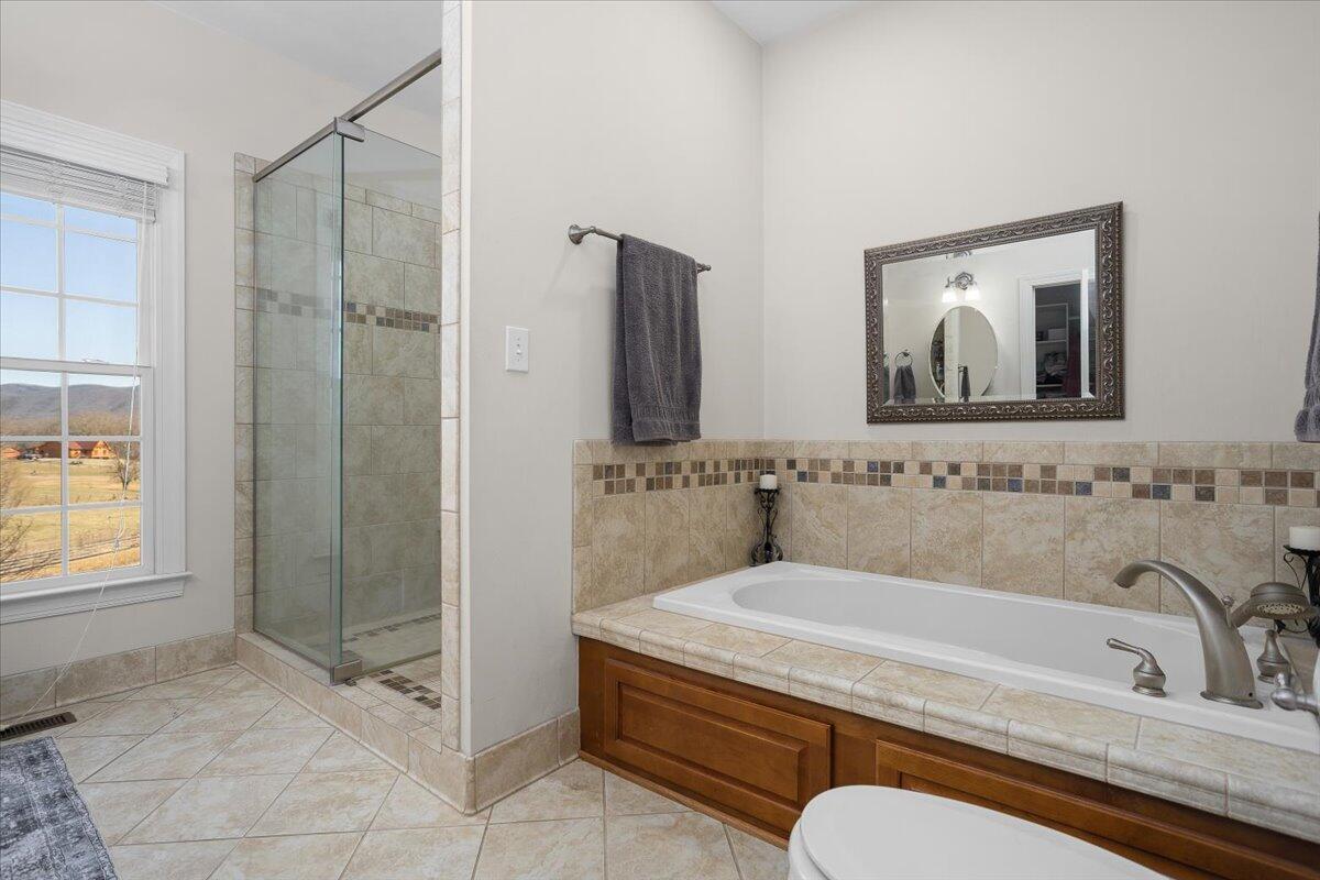 Fincastle, Virginia, 24090, United States, 3 Bedrooms Bedrooms, ,4 BathroomsBathrooms,Residential,Active,2030518