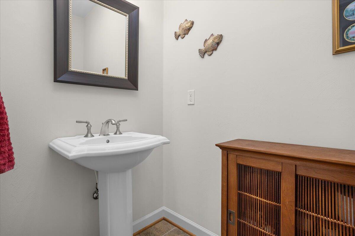 Fincastle, Virginia, 24090, United States, 3 Bedrooms Bedrooms, ,4 BathroomsBathrooms,Residential,Active,2030518