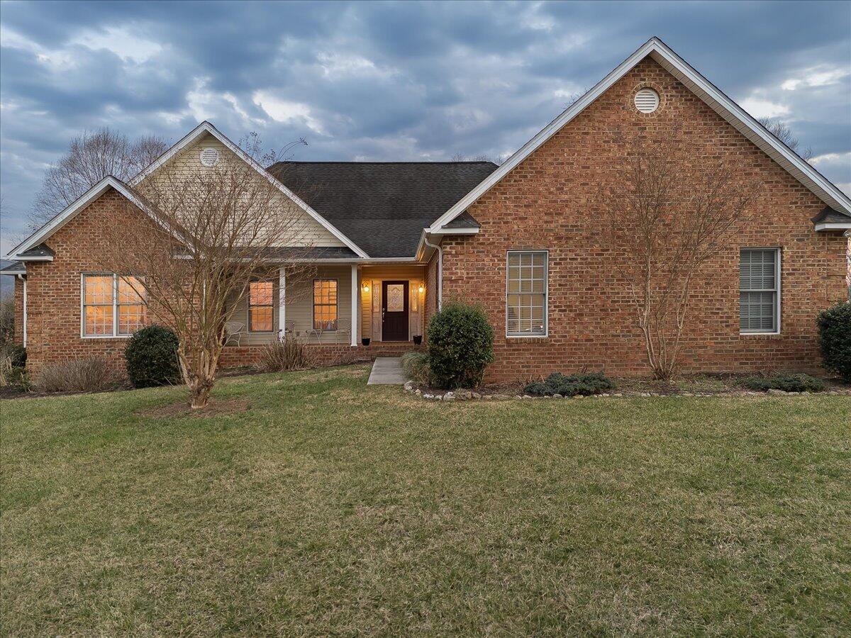 Fincastle, Virginia, 24090, United States, 3 Bedrooms Bedrooms, ,4 BathroomsBathrooms,Residential,Active,2030518