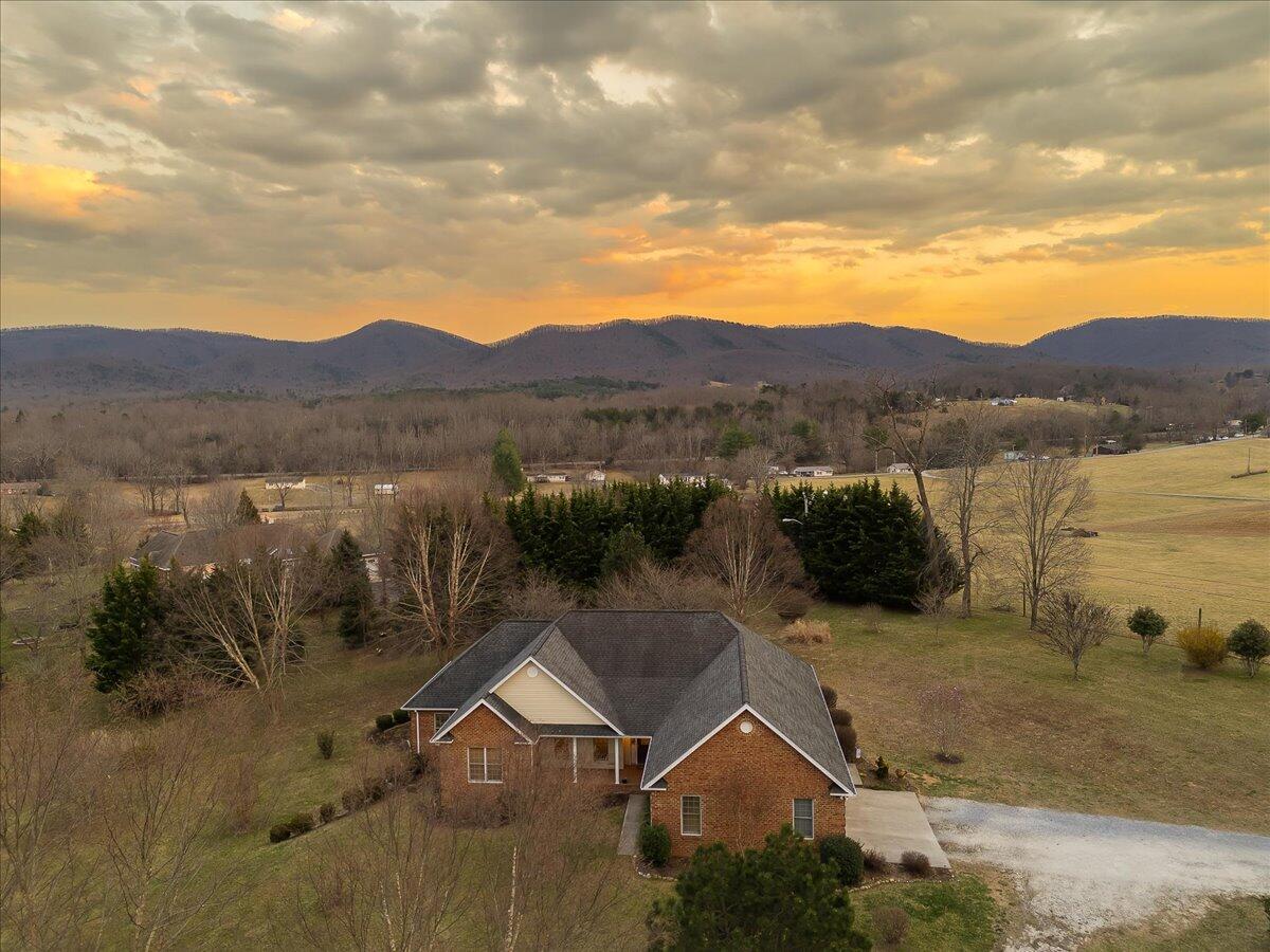 Fincastle, Virginia, 24090, United States, 3 Bedrooms Bedrooms, ,4 BathroomsBathrooms,Residential,Active,2030518