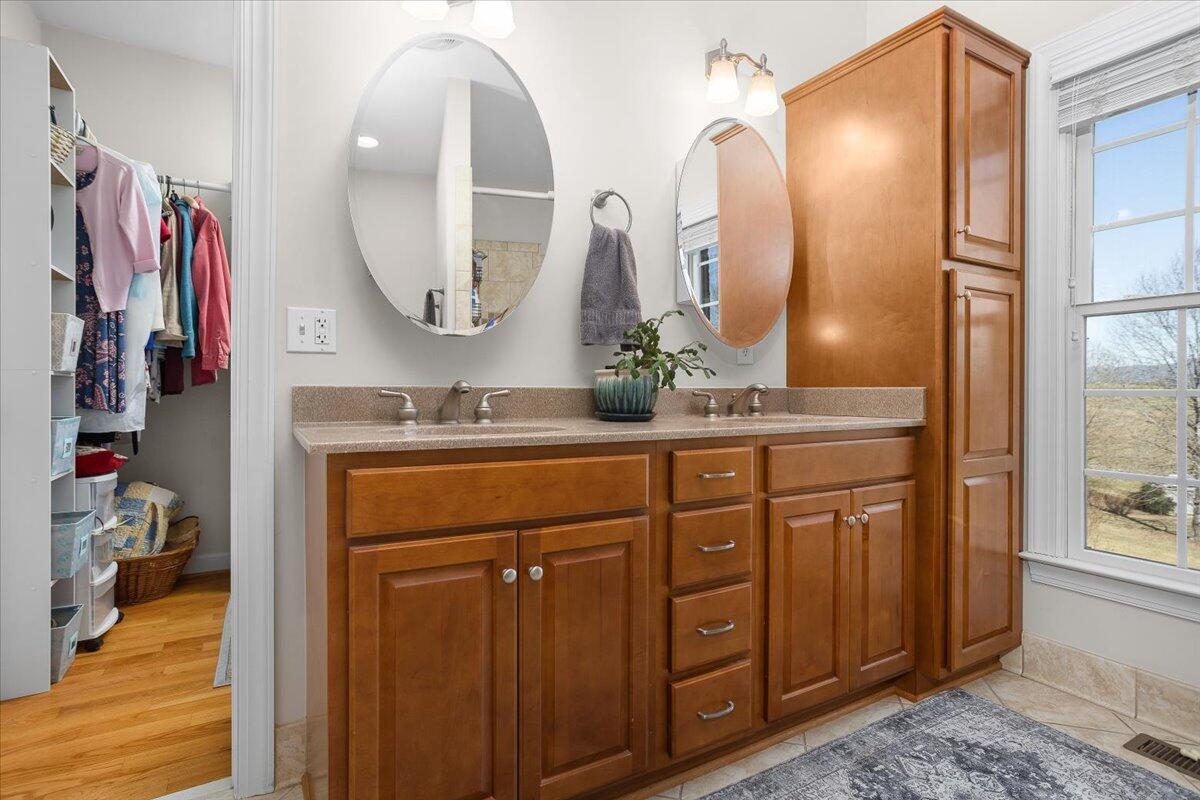 Fincastle, Virginia, 24090, United States, 3 Bedrooms Bedrooms, ,4 BathroomsBathrooms,Residential,Active,2030518