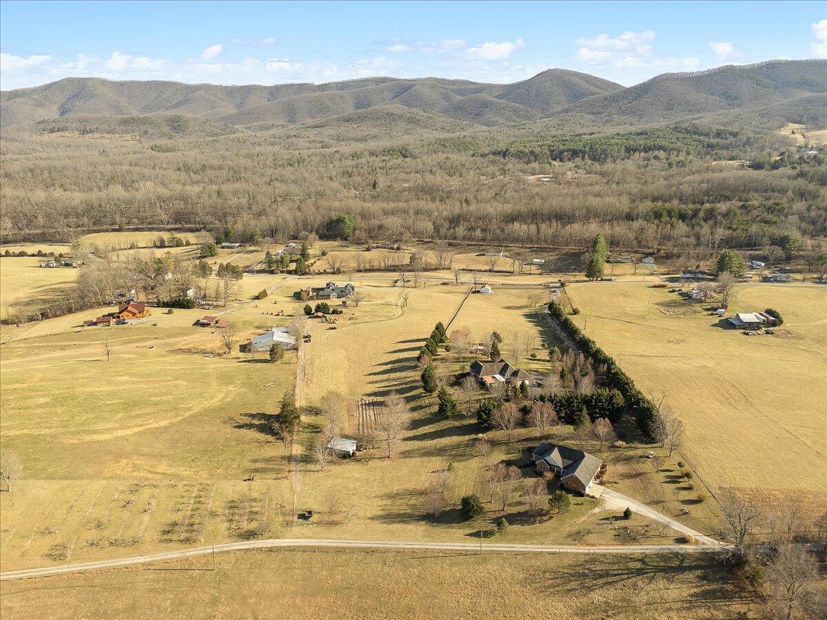 Fincastle, Virginia, 24090, United States, 3 Bedrooms Bedrooms, ,4 BathroomsBathrooms,Residential,Active,2030518