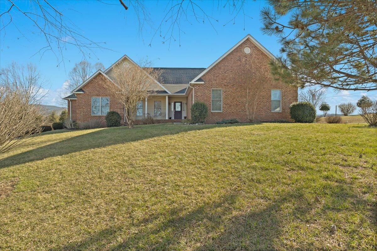Fincastle, Virginia, 24090, United States, 3 Bedrooms Bedrooms, ,4 BathroomsBathrooms,Residential,Active,2030518