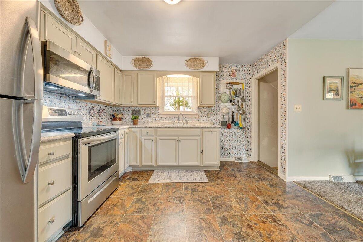 4652 Golfview Dr, Roanoke, Virginia image 11