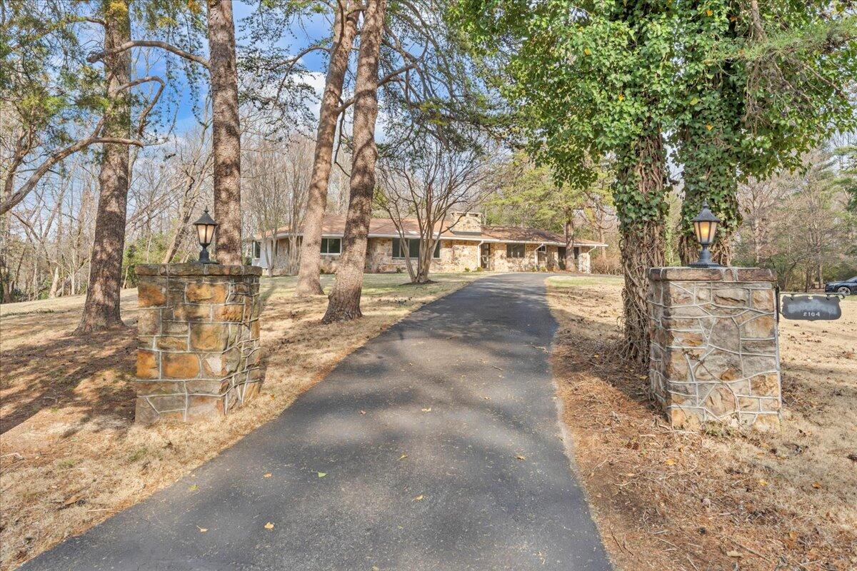 2104 Deyerle Rd, Roanoke, Virginia image 2