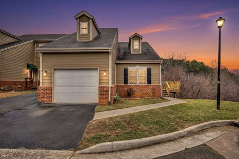Photo of 3827 Alexandra CT, Roanoke, VA 24012 (MLS # 925116)