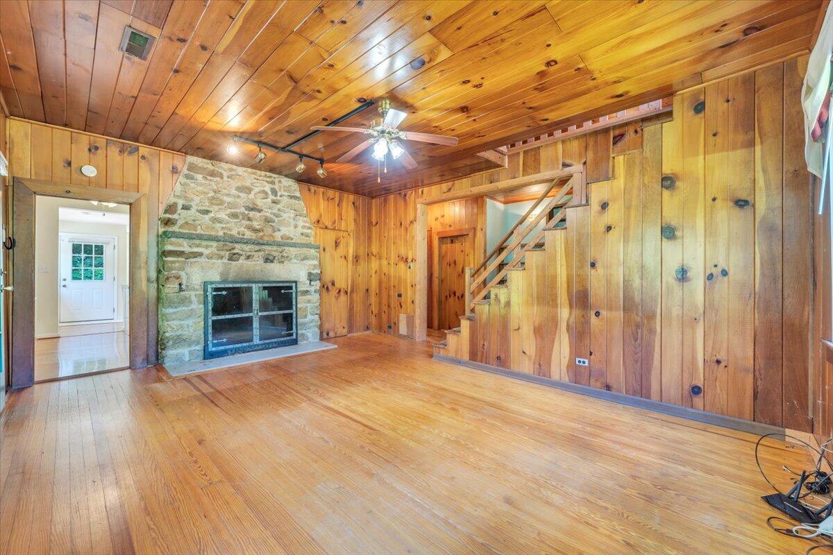 Big Island, Virginia 24526, United States, 3 Bedrooms Bedrooms, ,2 BathroomsBathrooms,Residential,Pending,180567