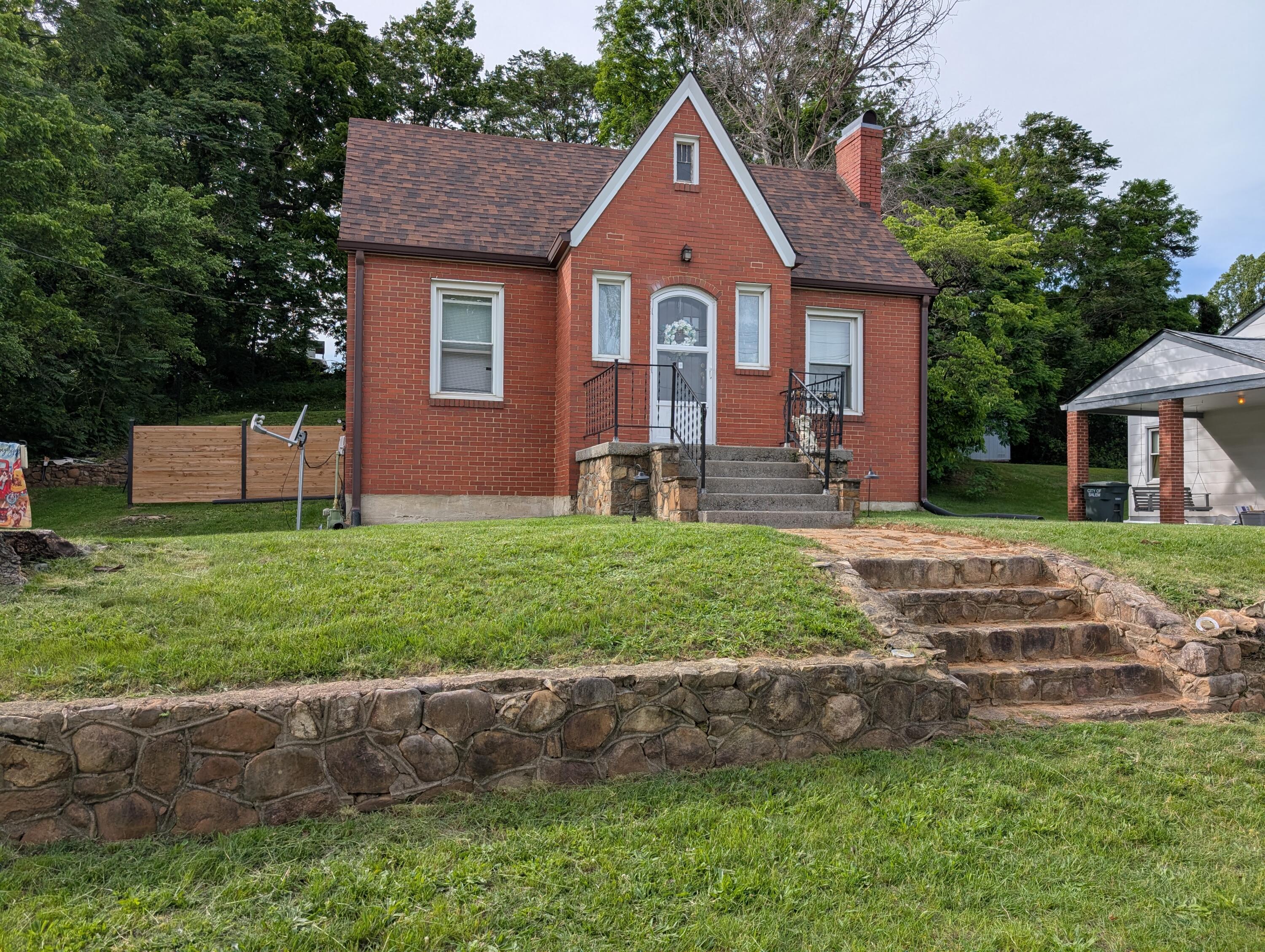 2221 W Main St, Salem, Virginia image 1