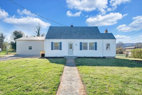 Homes For Sale - 2105 Mountain Ave<br/> Salem, VA 24153