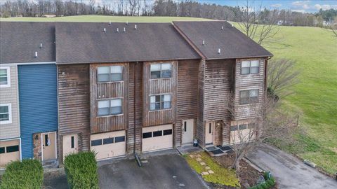 Townhouse For Sale - 2615 Glade Dr<br/> Montgomery County, Christiansburg, VA 24073