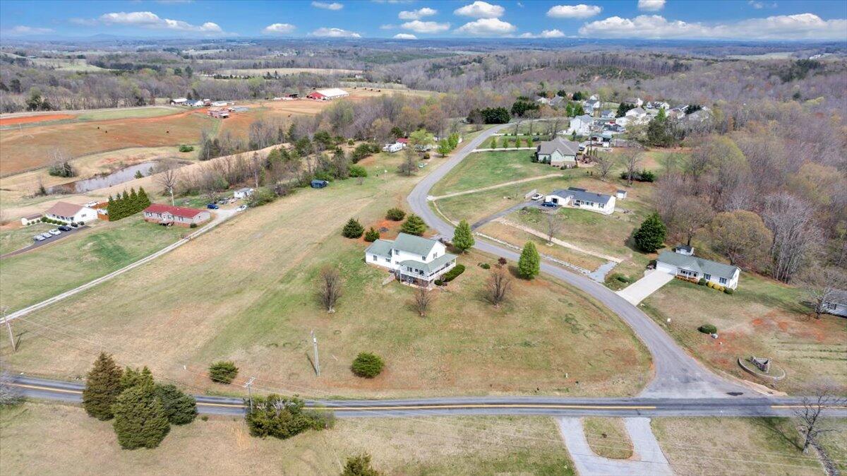 1064 Savanna Hills Drive Dr, Moneta, Virginia image 9