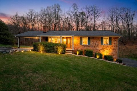 Homes For Sale - 318 Fairfield Ln<br/> Troutville, VA 24175