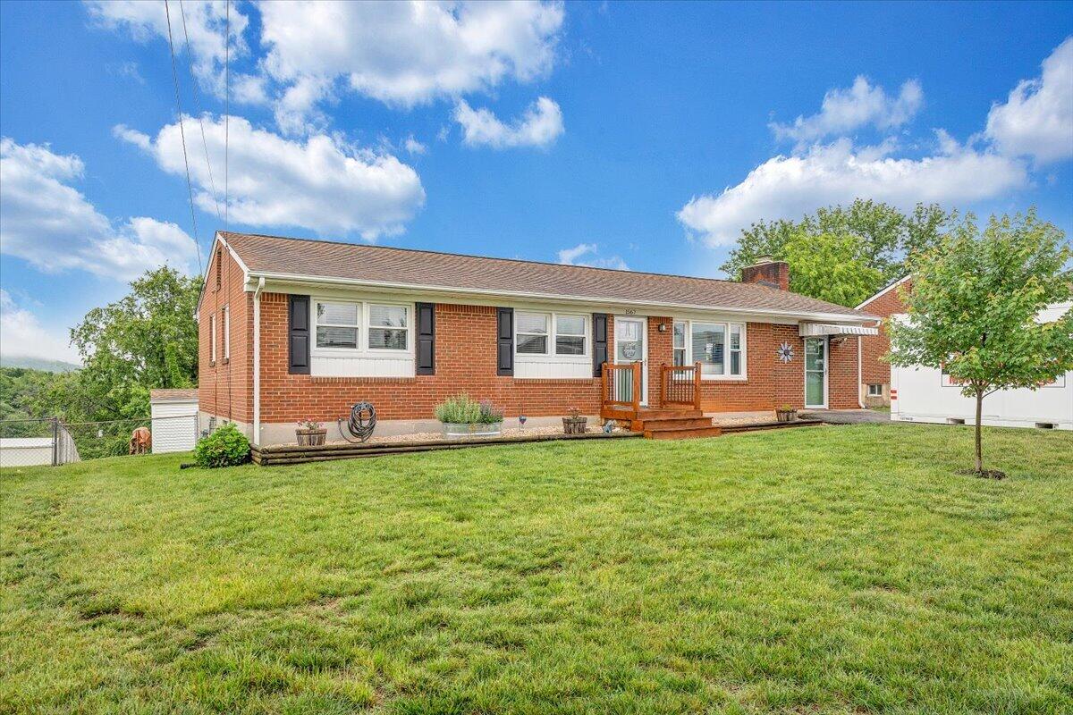 1567 S South Pacific Dr, Vinton, Virginia image 1