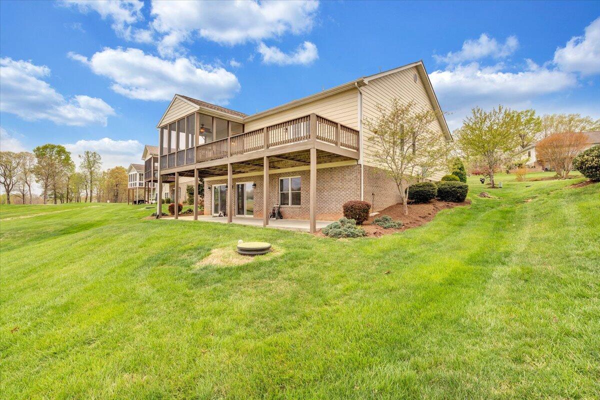 1202 8th Fairway Ln, Huddleston, Virginia image 2