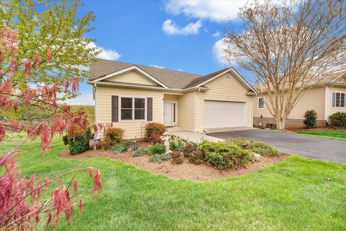 1202 8th Fairway Ln, Huddleston, Virginia image 1